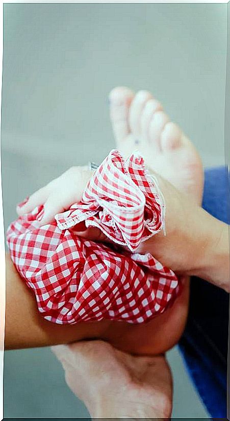 Mother putting ice on a child's leg