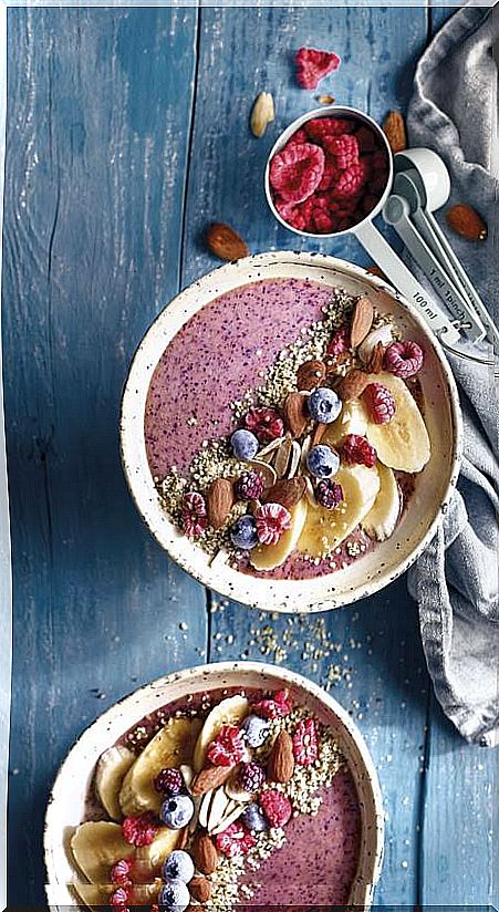 Smoothie-bowl-red-fruits